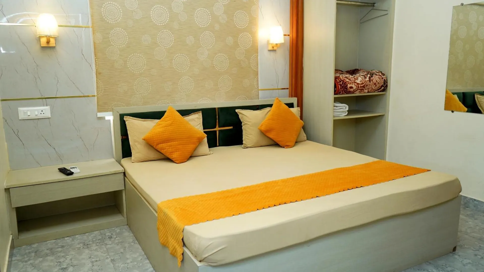 Golden Lotus Varanasi Indien